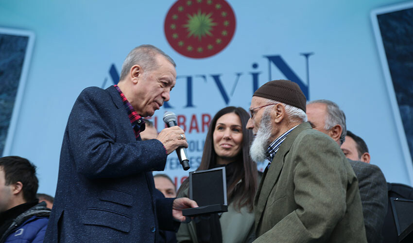Cumhurbaşkanı Erdoğan Binali dedeye doğalgaz sözünü tuttu: Ferhat'ız dağları deleriz Cumhurbaşkanı Erdoğan Binali dedeye doğalgaz sözünü tuttu: Ferhat'ız dağları deleriz