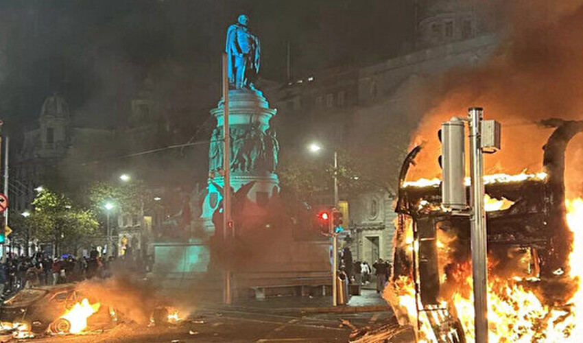 Dublin alev alev! Bıçaklı saldırı ülkeyi karıştırdı: Sokağa dökülen vatandaşlar polisle çatıştı Dublin alev alev! Bıçaklı saldırı ülkeyi karıştırdı: Sokağa dökülen vatandaşlar polisle çatıştı