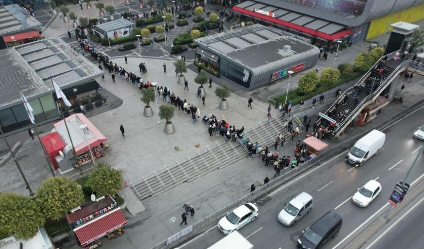 Mağazalarda ‘Efsane Kasım’ çılgınlığı! Geceden gelip kuyruğa girdiler: Her türlü savaşa hazırız