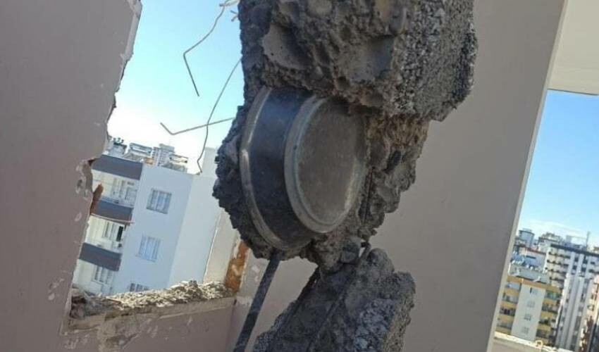 Depremde ağır hasar alan binanın kolonundan menemen tepsisi çıktı Depremde ağır hasar alan binanın kolonundan menemen tepsisi çıktı