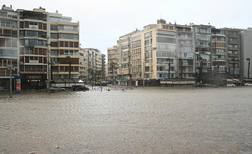 İzmir’de etkili olan fırtına yıktı geçti! Denizle kara birleşti, lüks otomobiller sular altında kaldı