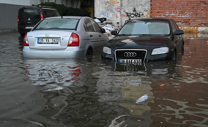 İzmir’de etkili olan fırtına yıktı geçti! Denizle kara birleşti, lüks otomobiller sular altında kaldı