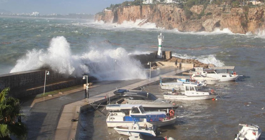 Türkiye fırtına ve sağanağın etkisinde! Yollar göle döndü, çatılar uçtu: 1 can kaybı var Türkiye fırtına ve sağanağın etkisinde! Yollar göle döndü, çatılar uçtu: 1 can kaybı var