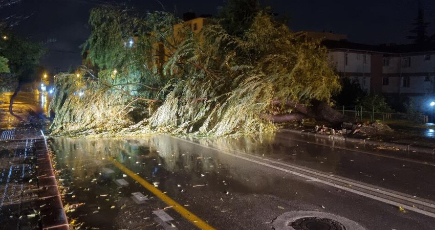Türkiye fırtına ve sağanağın etkisinde! Yollar göle döndü, çatılar uçtu: 1 can kaybı var Türkiye fırtına ve sağanağın etkisinde! Yollar göle döndü, çatılar uçtu: 1 can kaybı var