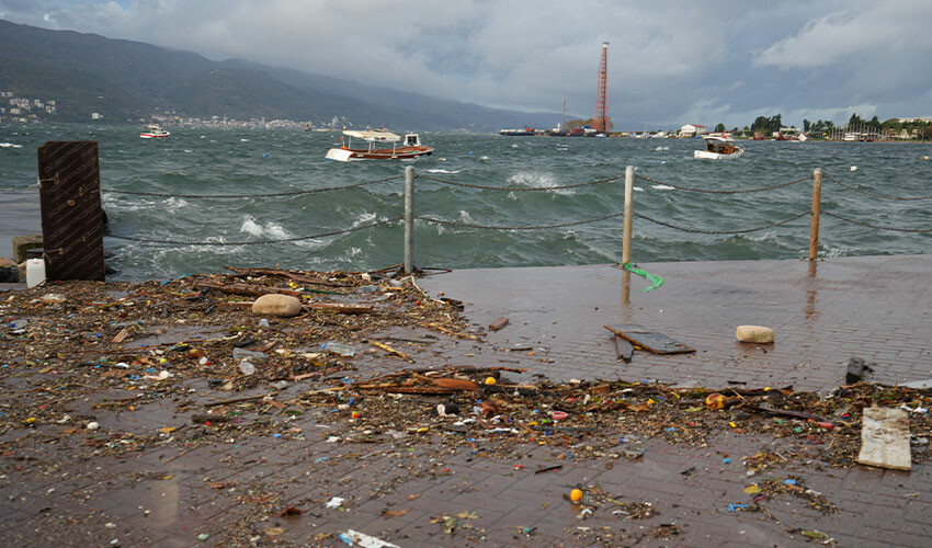 Kocaeli'nde şiddetli lodos! Deniz taştı, sokaklar boş kaldı