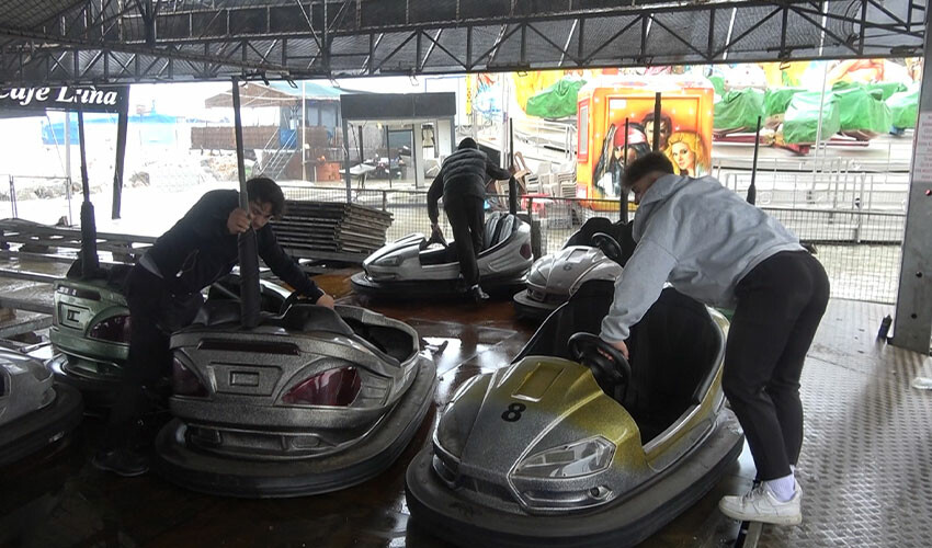 Yalova'da fırtına lunaparkı vurdu! 10 milyonluk hasar oluştu Yalova'da fırtına lunaparkı vurdu! 10 milyonluk hasar oluştu