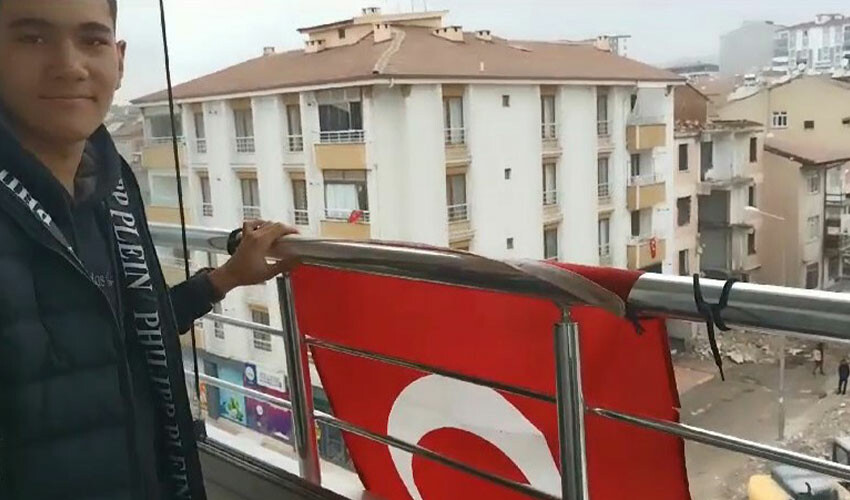 Görenleri duygulandıran anlar: Yere düşen Türk bayrağını alıp balkonuna astı Görenleri duygulandıran anlar: Yere düşen Türk bayrağını alıp balkonuna astı
