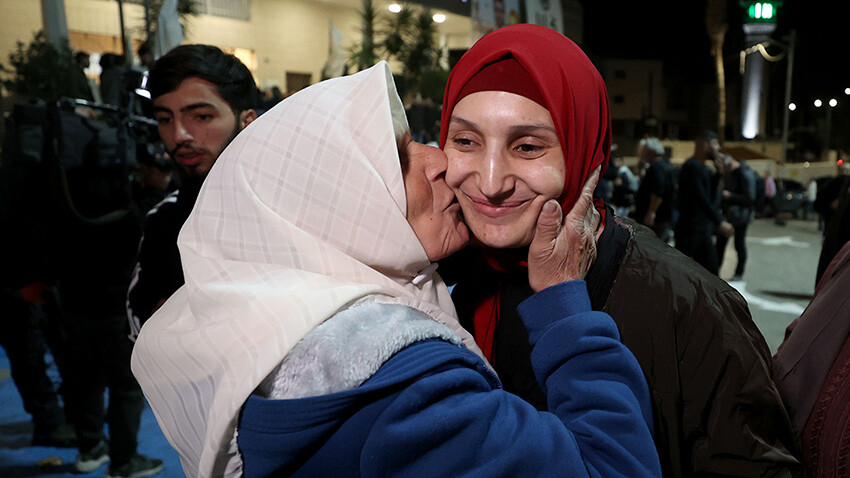 İsrail ile Hamas arasındaki üçüncü esir takası tamamlandı: 13 İsrailliye karşı 39 Filistinli serbest bırakıldı İsrail ile Hamas arasındaki üçüncü esir takası tamamlandı: 13 İsrailliye karşı 39 Filistinli serbest bırakıldı