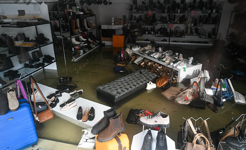 İzmir’de etkili olan fırtına yıktı geçti! Denizle kara birleşti, lüks otomobiller sular altında kaldı