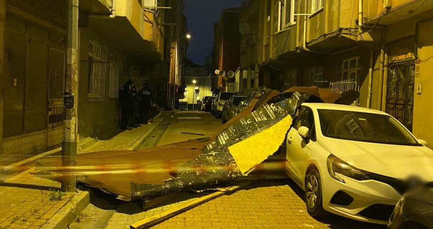 Türkiye fırtına ve sağanağın etkisinde! Yollar göle döndü, çatılar uçtu: 1 can kaybı var Türkiye fırtına ve sağanağın etkisinde! Yollar göle döndü, çatılar uçtu: 1 can kaybı var
