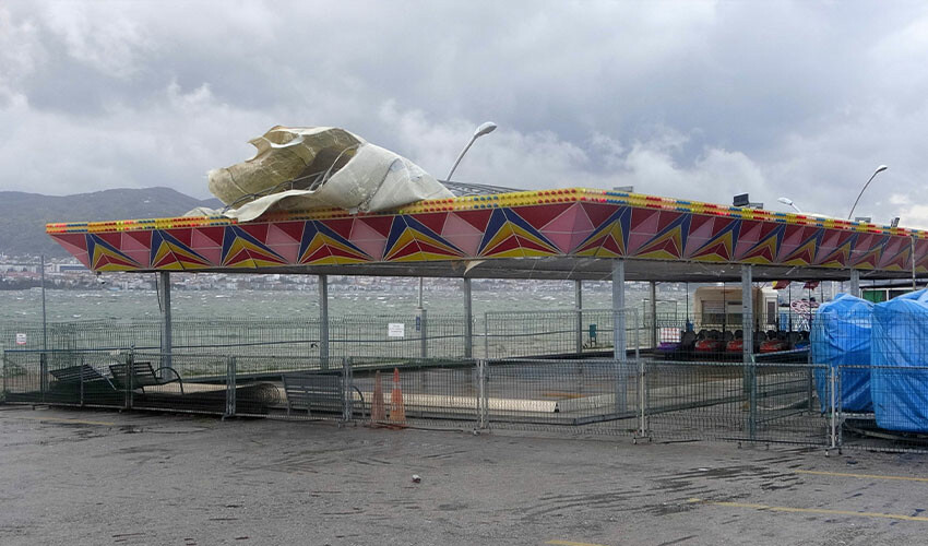 Kocaeli'nde şiddetli lodos! Deniz taştı, sokaklar boş kaldı