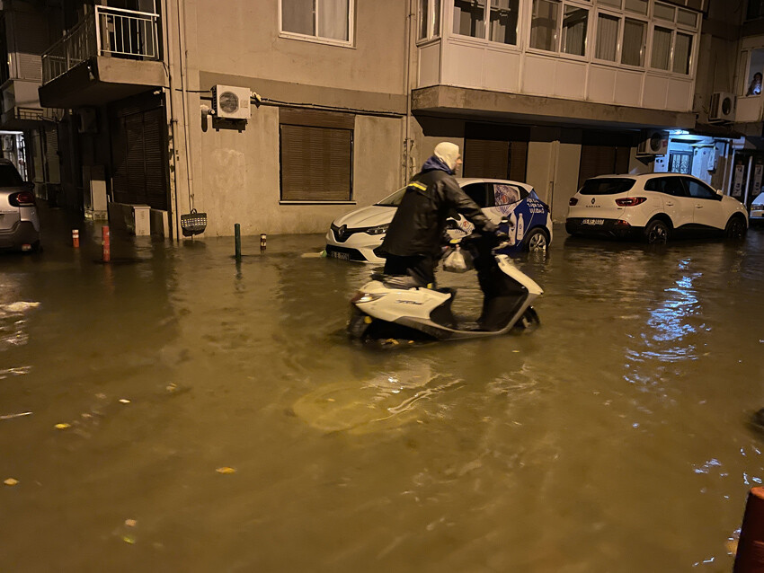 İzmir'de deniz taştı! Vatandaşlar siren sesleriyle uyandı İzmir'de deniz taştı! Vatandaşlar siren sesleriyle uyandı