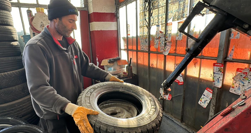 Lastikçilerde kış yoğunluğu başladı! Fiyat nedeniyle değiştirmeyenler dikkat: Para cezası var Lastikçilerde kış yoğunluğu başladı! Fiyat nedeniyle değiştirmeyenler dikkat: Para cezası var