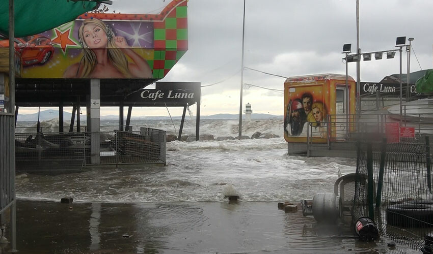 Yalova'da fırtına lunaparkı vurdu! 10 milyonluk hasar oluştu Yalova'da fırtına lunaparkı vurdu! 10 milyonluk hasar oluştu