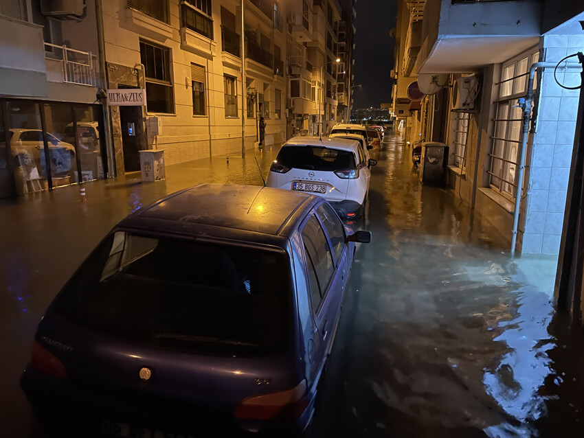 İzmir'de deniz taştı! Vatandaşlar siren sesleriyle uyandı İzmir'de deniz taştı! Vatandaşlar siren sesleriyle uyandı