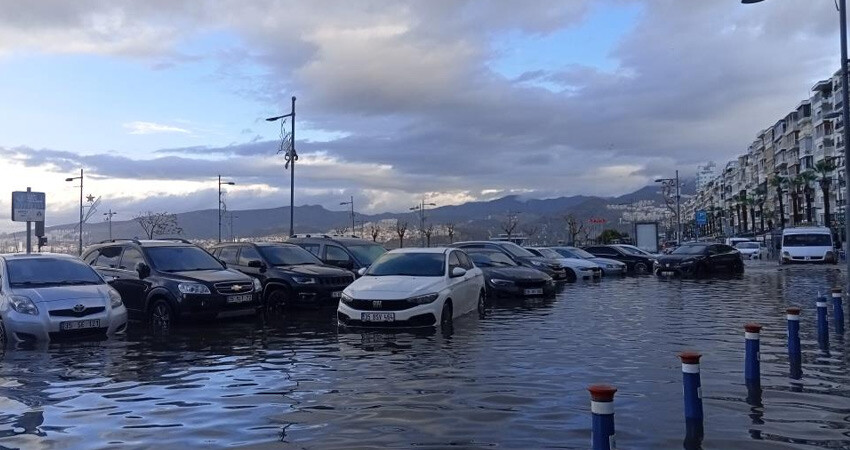 Türkiye fırtına ve sağanağın etkisinde! Yollar göle döndü, çatılar uçtu: 1 can kaybı var Türkiye fırtına ve sağanağın etkisinde! Yollar göle döndü, çatılar uçtu: 1 can kaybı var