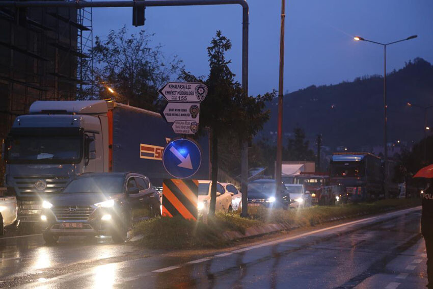 Artvin'de yürekler ağza geldi: Deniz taştı, sınır kapısına giden yol kapandı! Dehşet anı kamerada