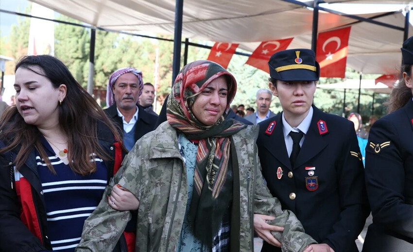 Pençe-Kilit şehitlerine son görev: Törenlerde yürek sızlatan kareler Pençe-Kilit şehitlerine son görev: Törenlerde yürek sızlatan kareler