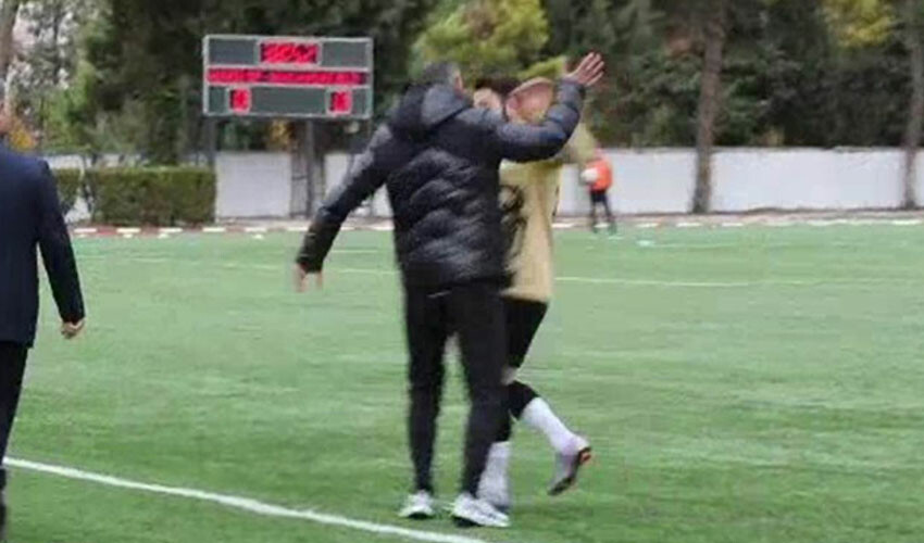 Yeşil sahada skandal anlar! Teknik direktör, kırmızı kart gören futbolcusunu tokatladı Yeşil sahada skandal anlar! Teknik direktör, kırmızı kart gören futbolcusunu tokatladı