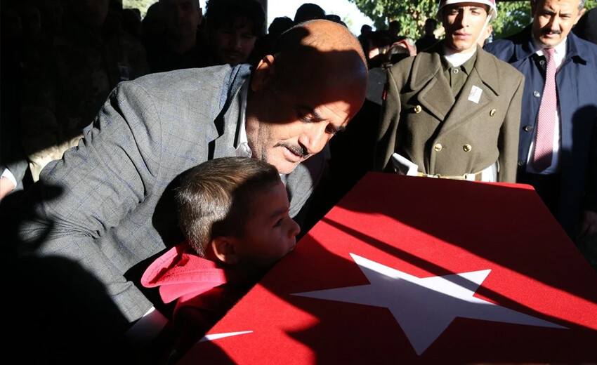 Pençe-Kilit şehitlerine son görev: Törenlerde yürek sızlatan kareler Pençe-Kilit şehitlerine son görev: Törenlerde yürek sızlatan kareler