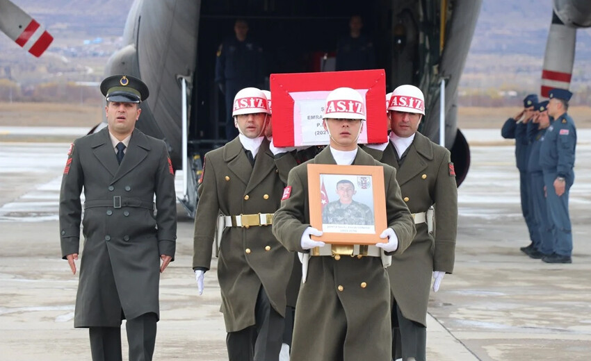 Pençe-Kilit şehitlerine son görev: Törenlerde yürek sızlatan kareler Pençe-Kilit şehitlerine son görev: Törenlerde yürek sızlatan kareler