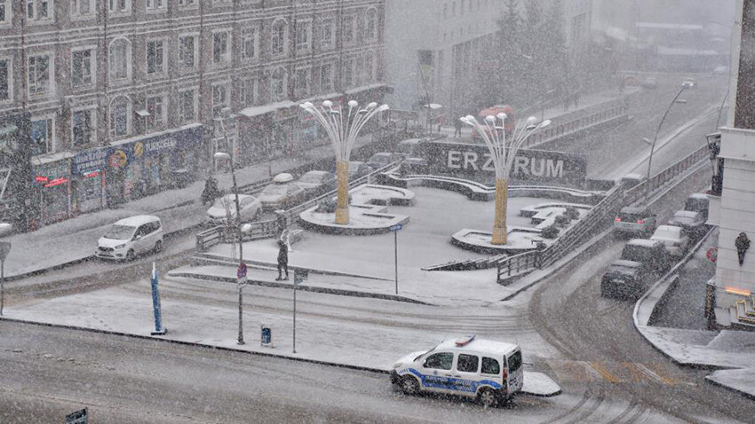 Erzurum güne karla başladı! Kent beyaza büründü Erzurum güne karla başladı! Kent beyaza büründü