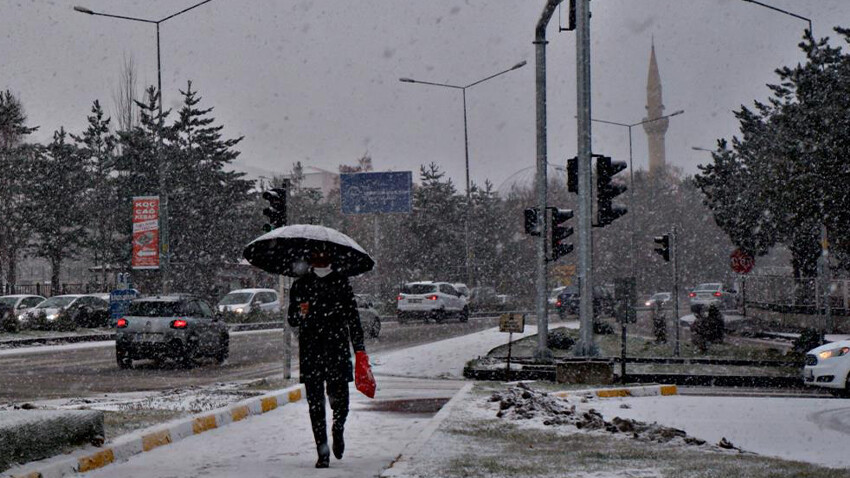 Erzurum güne karla başladı! Kent beyaza büründü Erzurum güne karla başladı! Kent beyaza büründü