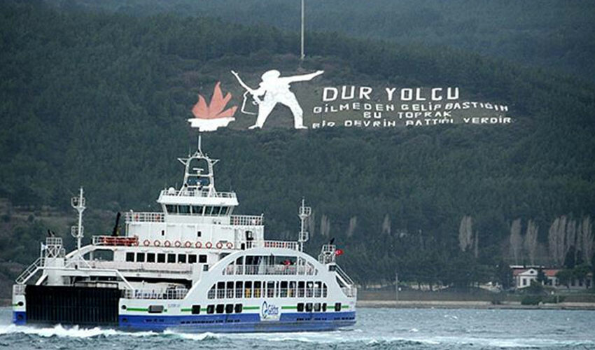 Çanakkale'de kuvvetli fırtına! Feribot seferleri iptal edildi Çanakkale'de kuvvetli fırtına! Feribot seferleri iptal edildi