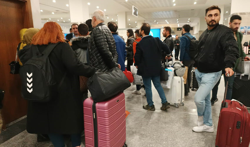 Uçakta korku dolu anlar! Yolcular bağırıp ağlamaya başladı Uçakta korku dolu anlar! Yolcular bağırıp ağlamaya başladı