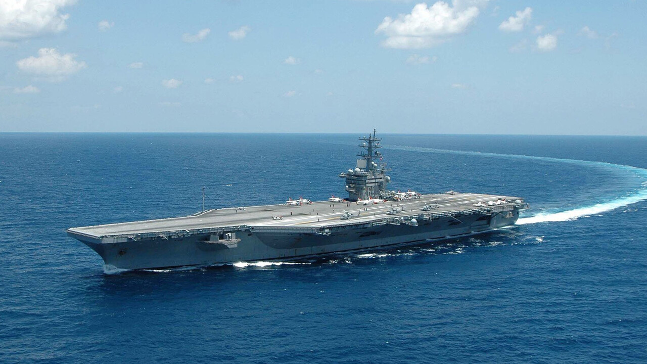 ABD uçak gemisi USS Eisenhower Basra Körfezi&#039;nde