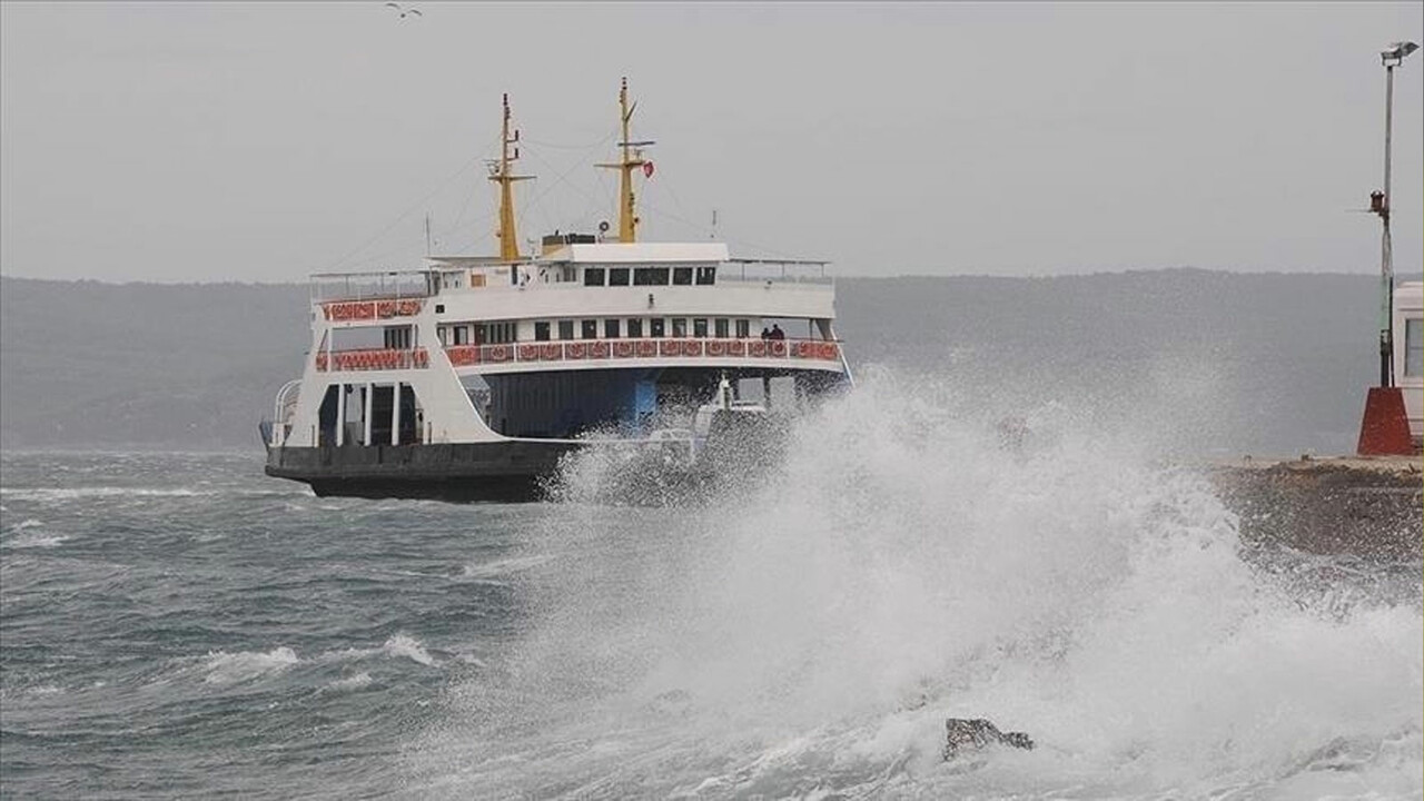 Çanakkale&#039;de kuvvetli fırtına! Feribot seferleri iptal edildi