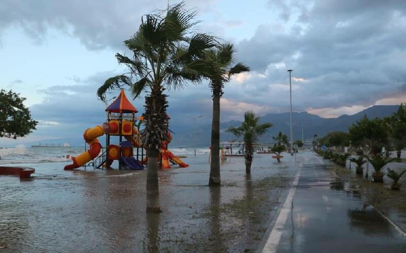 İskenderun’da denizle kara birleşti! Sahil şeridi sular altında İskenderun’da denizle kara birleşti! Sahil şeridi sular altında
