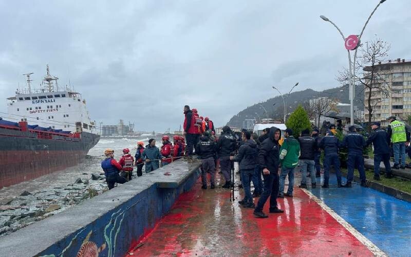 Artvin’de karaya oturan gemiden tahliye başladı Artvin’de karaya oturan gemiden tahliye başladı