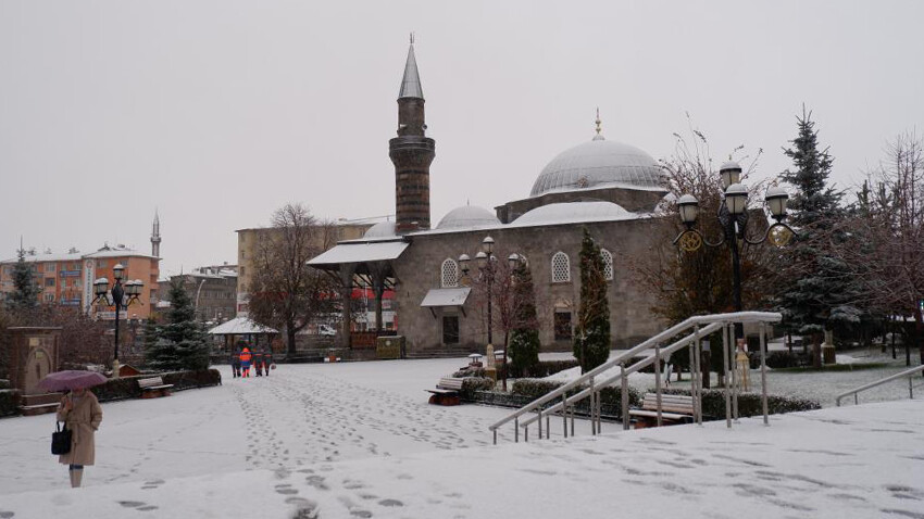 Erzurum güne karla başladı! Kent beyaza büründü Erzurum güne karla başladı! Kent beyaza büründü