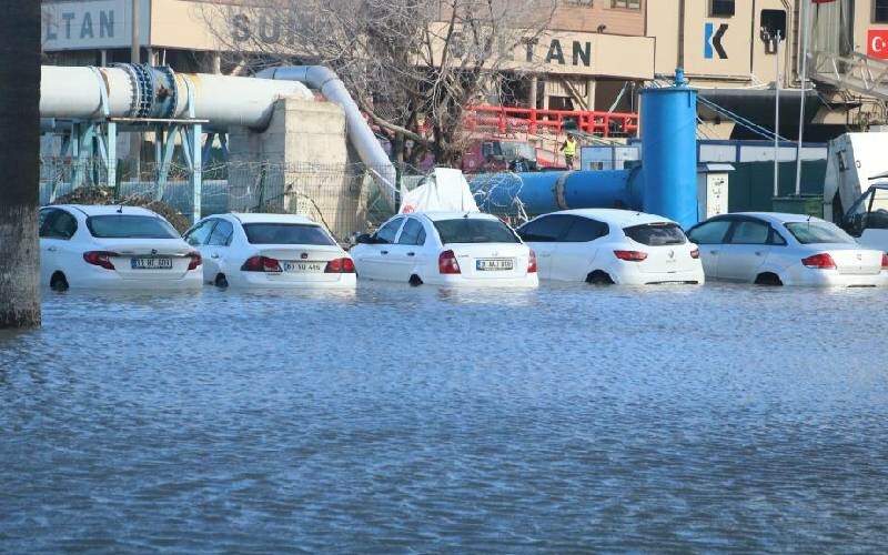İskenderun’da denizle kara birleşti! Sahil şeridi sular altında İskenderun’da denizle kara birleşti! Sahil şeridi sular altında
