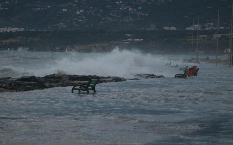 İskenderun’da denizle kara birleşti! Sahil şeridi sular altında İskenderun’da denizle kara birleşti! Sahil şeridi sular altında
