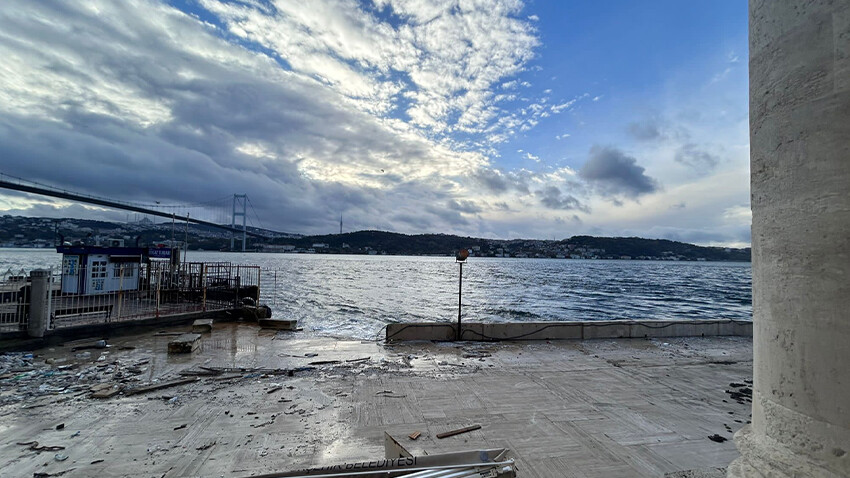 İstanbul'da lodos etkisi! Büyük Mecidiye Camii'nde hasar oluştu İstanbul'da lodos etkisi! Büyük Mecidiye Camii'nde hasar oluştu