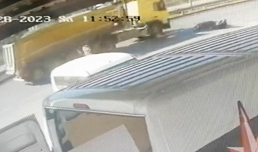 Motosikletli ölümden döndü: Kamyonun altında kalmaktan saniyelerle kurtuldu Motosikletli ölümden döndü: Kamyonun altında kalmaktan saniyelerle kurtuldu