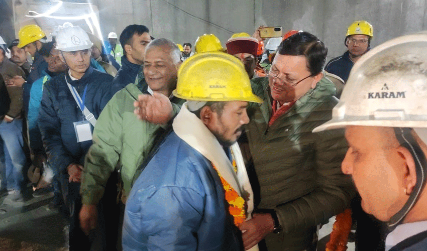 Hindistan'da çöken tünelde mahsur kalan işçiler 17 gün sonra sağ olarak kurtarıldı Hindistan'da çöken tünelde mahsur kalan işçiler 17 gün sonra sağ olarak kurtarıldı