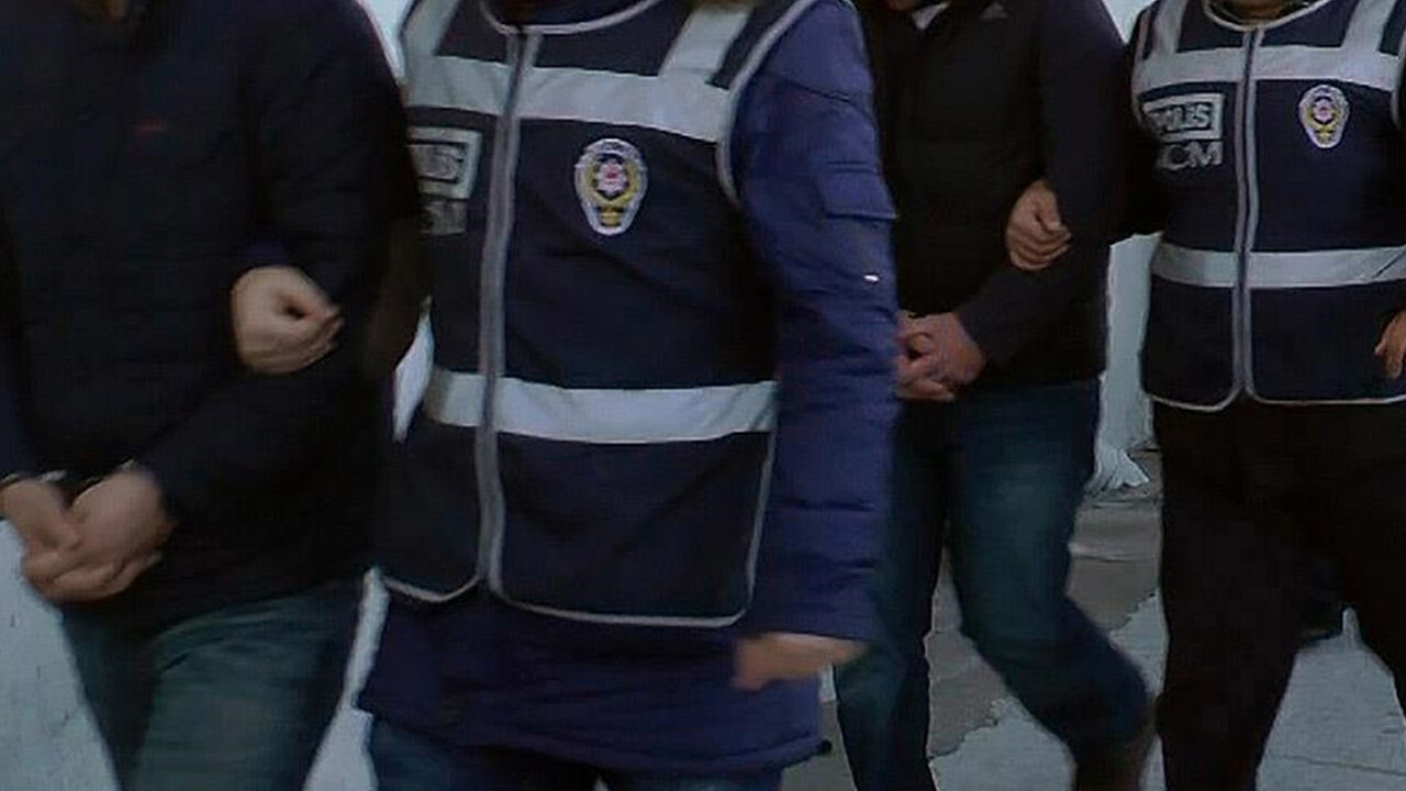 İzmir&#039;de terör operasyonu! PKK/KCK üyelerine destek verdiği suçlamasıyla 5 kişi yakalandı