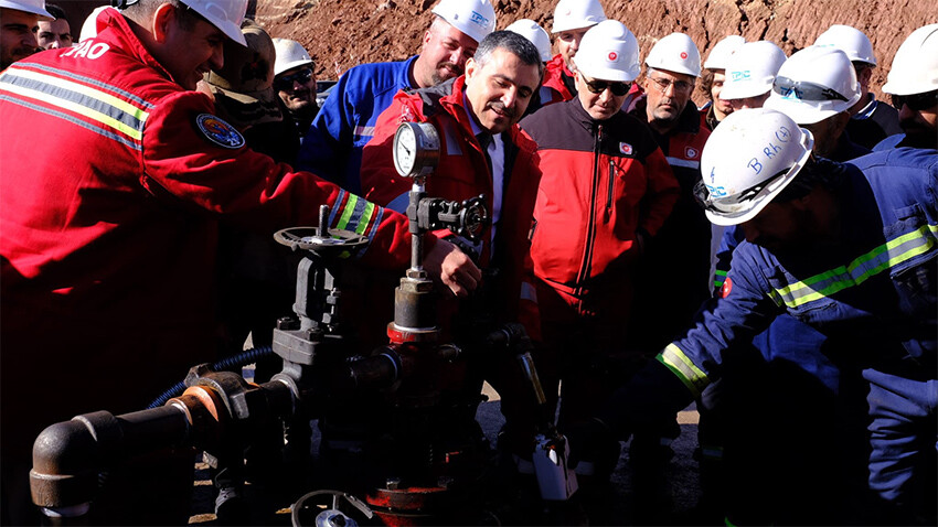 Şırnak'ta petrol kuyusu açıldı! Günlük 35 bin varil üretilecek Şırnak'ta petrol kuyusu açıldı! Günlük 35 bin varil üretilecek