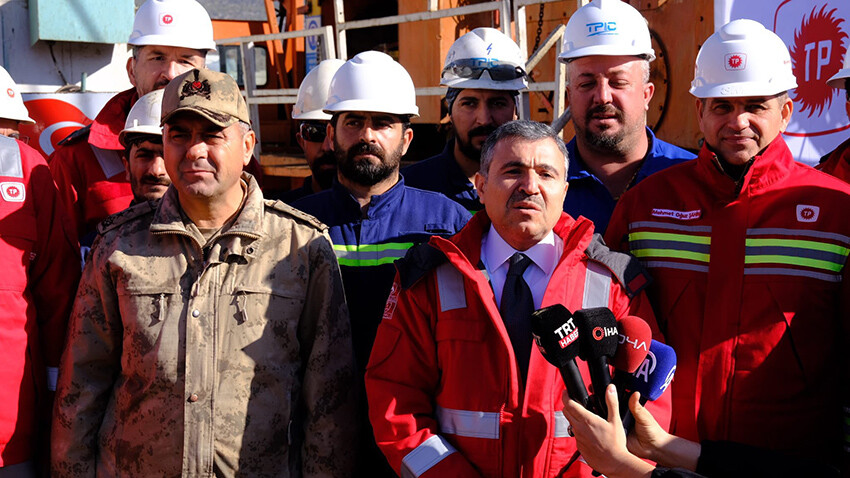 Şırnak'ta petrol kuyusu açıldı! Günlük 35 bin varil üretilecek Şırnak'ta petrol kuyusu açıldı! Günlük 35 bin varil üretilecek