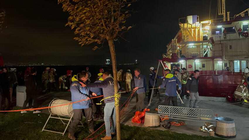 Zeytinburnu Sahili'nde yakıt taşıyan tanker karaya oturdu Zeytinburnu Sahili'nde yakıt taşıyan tanker karaya oturdu