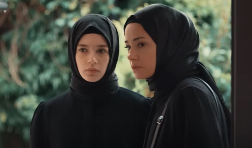 Kızıl Goncalar ile setlere dönen Özgü Namal rolü için tesettüre girdi Kızıl Goncalar ile setlere dönen Özgü Namal rolü için tesettüre girdi