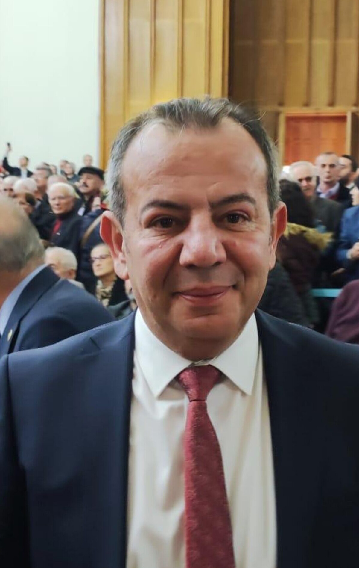 PM'nin yarısı karşı çıkmış! CHP'de 'Tanju Özcan' krizi: Vatandaşın karşısına nasıl karşı çıkarsınız PM'nin yarısı karşı çıkmış! CHP'de 'Tanju Özcan' krizi: Vatandaşın karşısına nasıl karşı çıkarsınız
