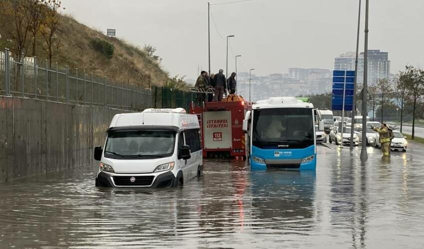 İstanbul’u fırtına vurdu! Valilik şiddetli yağışın bilançosunu açıkladı İstanbul’u fırtına vurdu! Valilik şiddetli yağışın bilançosunu açıkladı