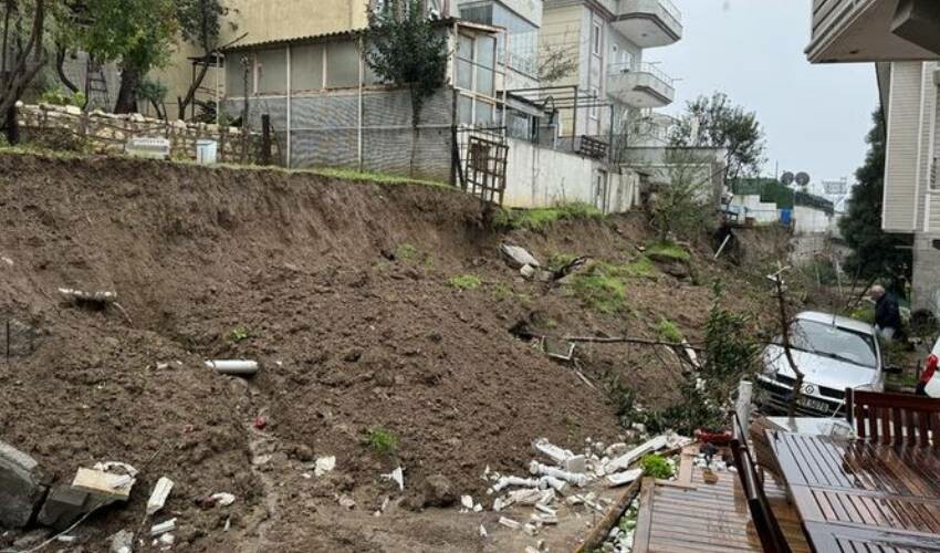 İstanbul’u fırtına vurdu! Valilik şiddetli yağışın bilançosunu açıkladı İstanbul’u fırtına vurdu! Valilik şiddetli yağışın bilançosunu açıkladı