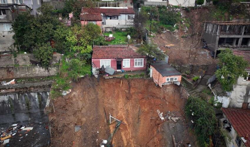 İstanbul’u fırtına vurdu! Valilik şiddetli yağışın bilançosunu açıkladı İstanbul’u fırtına vurdu! Valilik şiddetli yağışın bilançosunu açıkladı