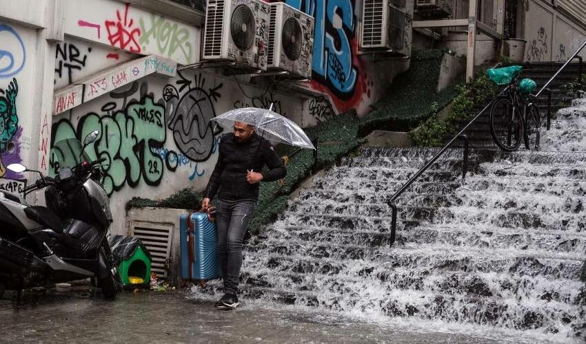 İstanbul’u fırtına vurdu! Valilik şiddetli yağışın bilançosunu açıkladı İstanbul’u fırtına vurdu! Valilik şiddetli yağışın bilançosunu açıkladı
