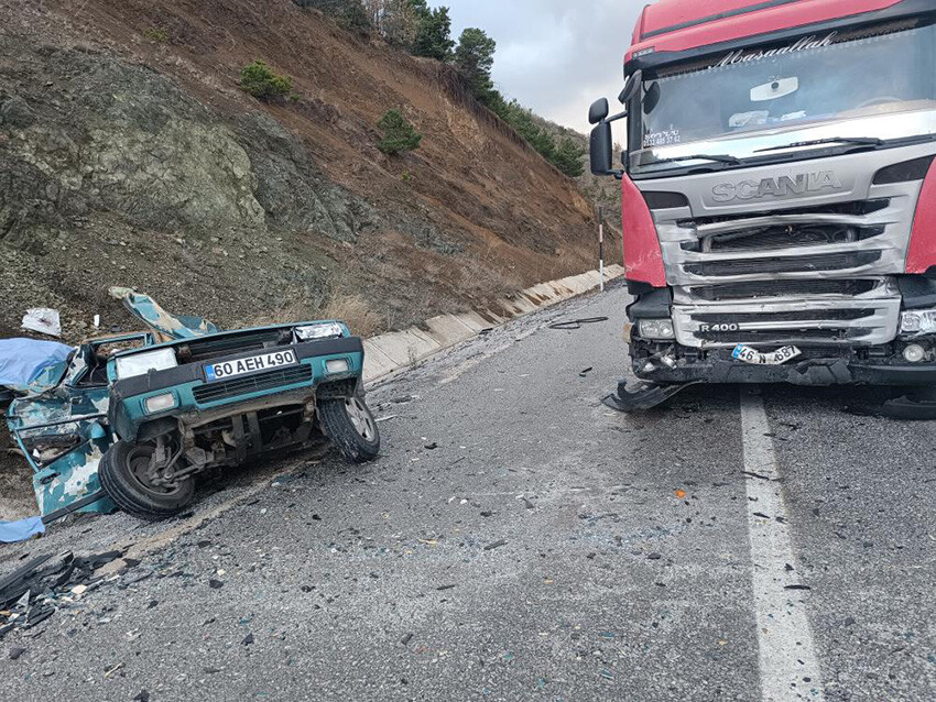 Tokat'ta feci kaza! Tır ile çarpışan araba ikiye bölündü, ölü ve yaralılar var Tokat'ta feci kaza! Tır ile çarpışan araba ikiye bölündü, ölü ve yaralılar var